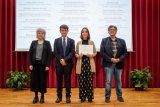 La Dra. Lucía Casado recollint el premi