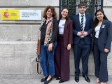 El equipo de estudiantes de la URV participando en el Moot Court de Derecho Laboral con la profesora Pepa Burriel.